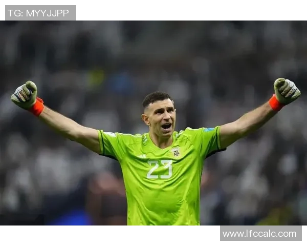 斯卡洛尼的温情一吻:大力神杯上的泪光与传承